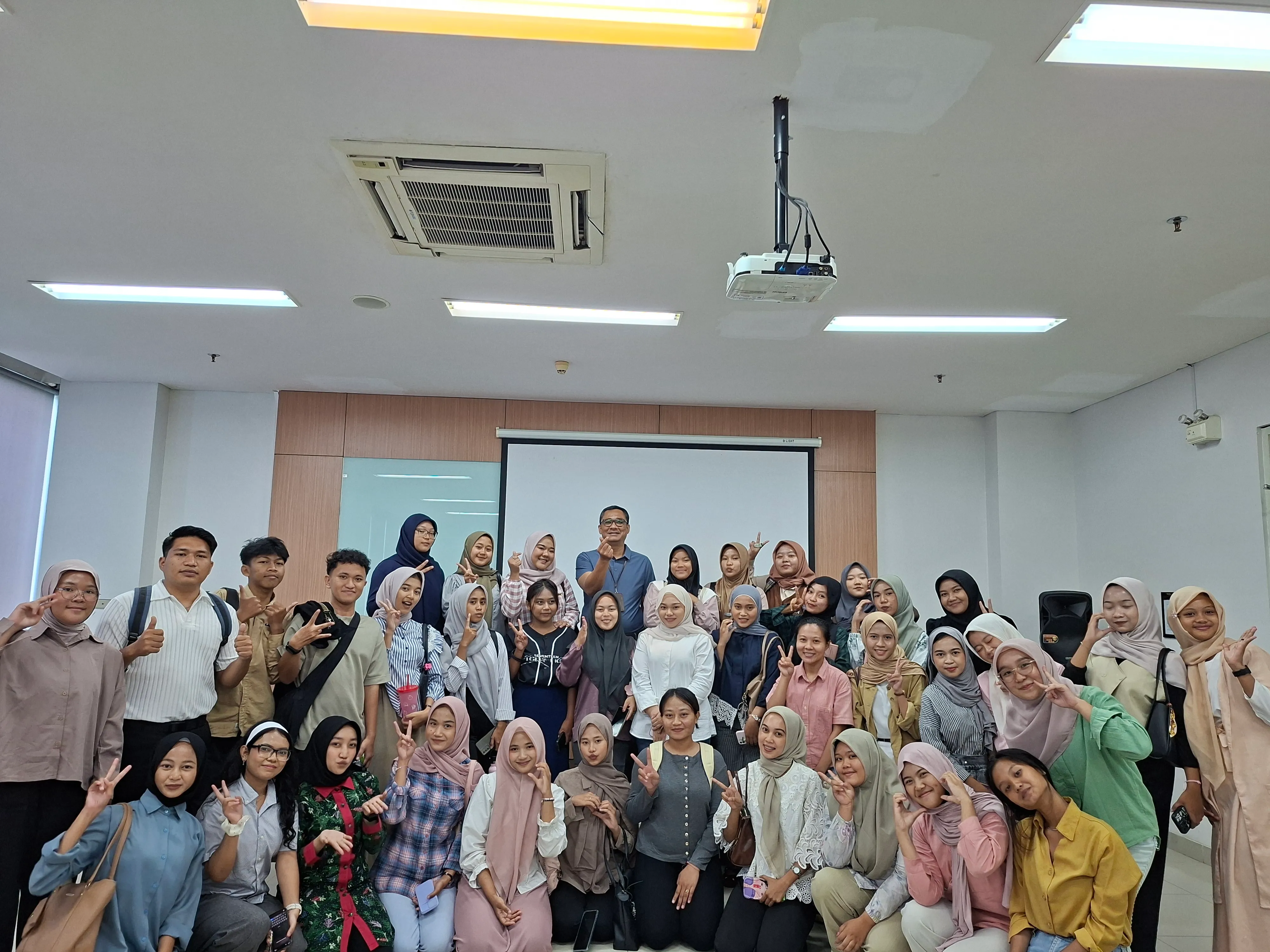 Kandidat Siap Kerja Global dengan Pelatihan Profesional dan Terarah di Makara UI Academy!