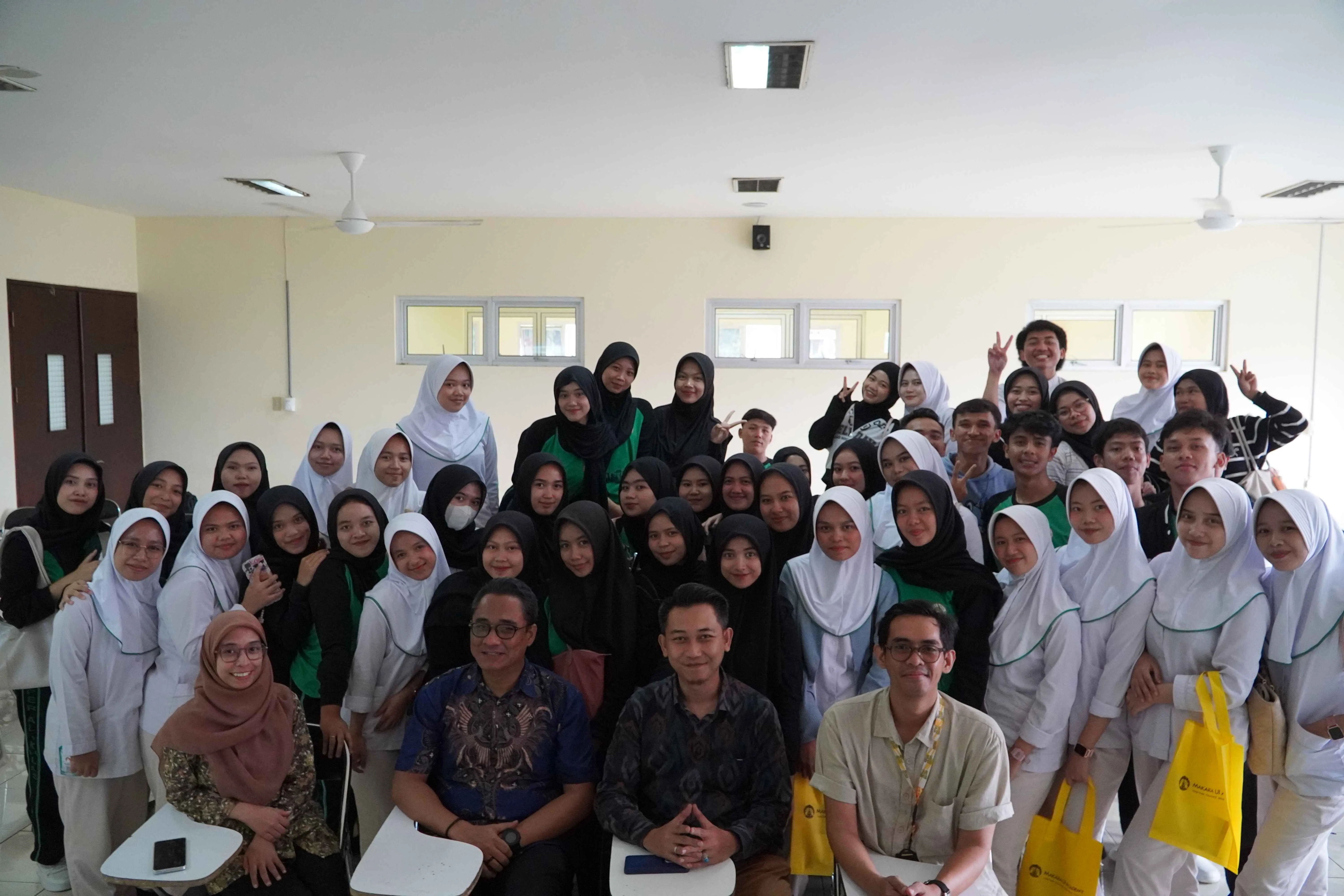 mahasiswa Al-Ikhlas caregiver Jepang, Makara UI Academy, mahasiswa Al-Ikhlas, karier internasional, pelatihan caregiver