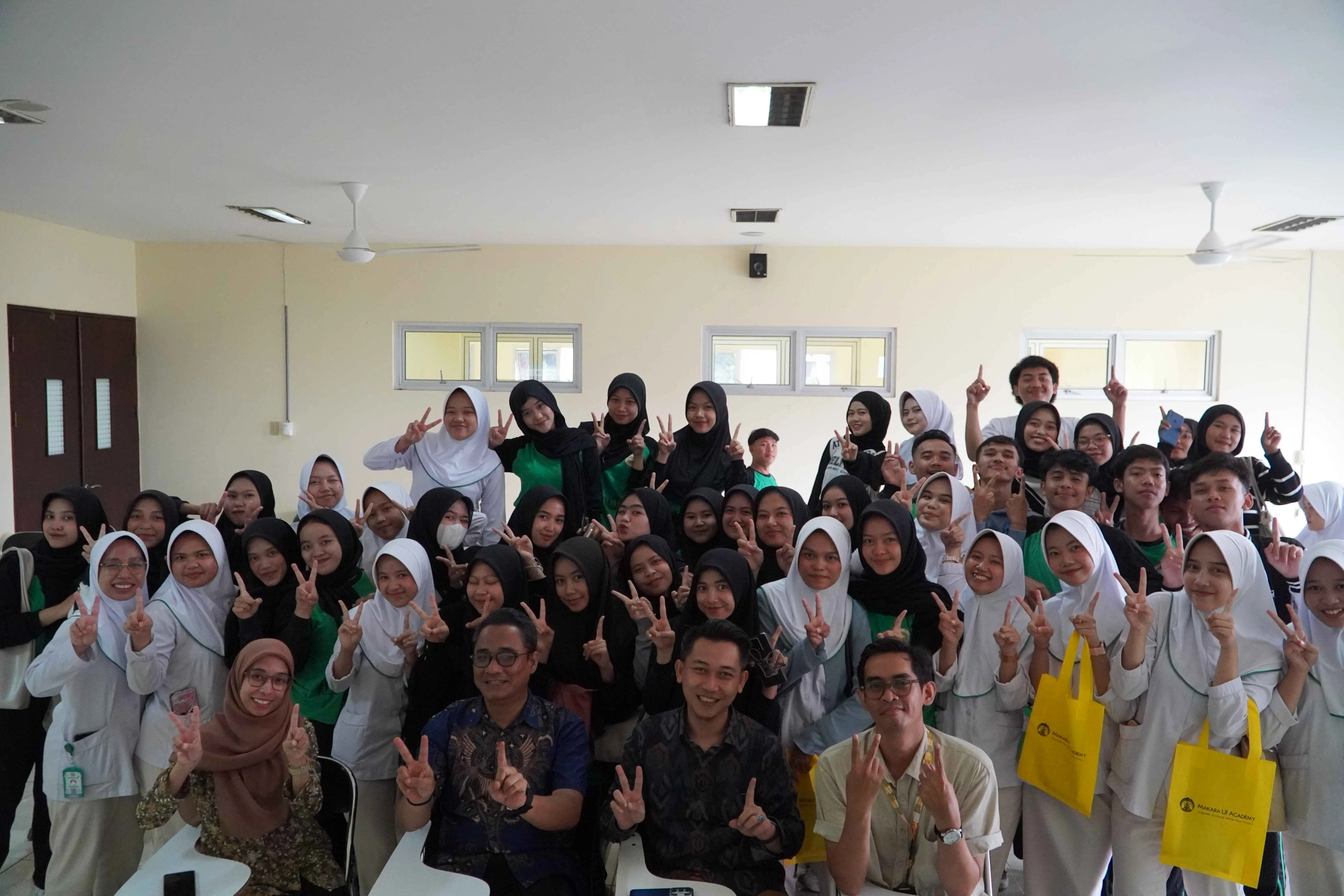 mahasiswa Al-Ikhlas, caregiver Jepang, Makara UI Academy, mahasiswa Al-Ikhlas, karier internasional, pelatihan caregiver